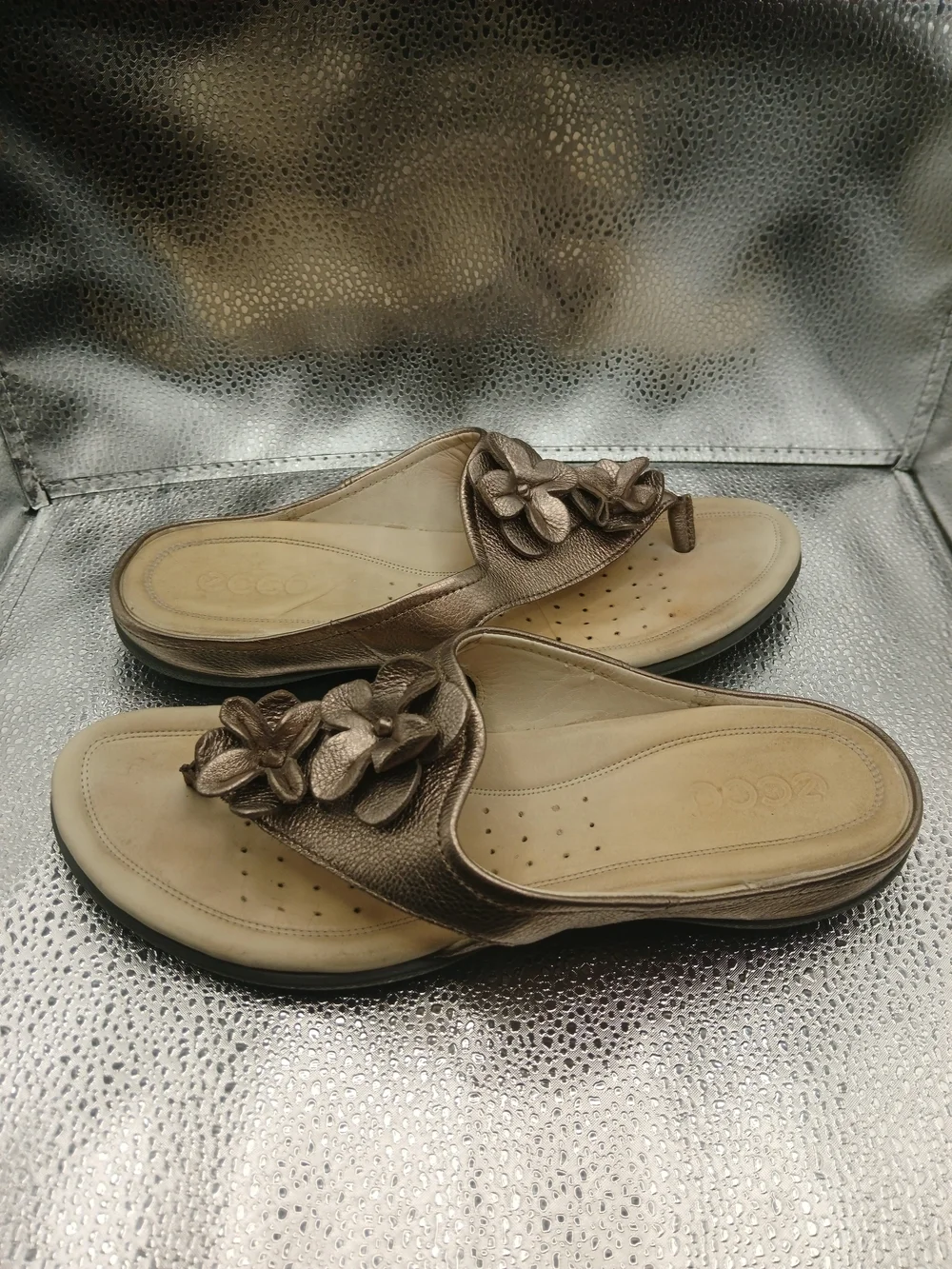 Ecco Bronze Floral Thong Sandals Women's Size 39/8-8.5